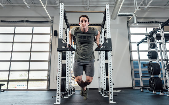 Man doing dips on a power rack