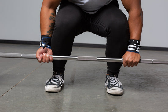 Powerlifter deadlifting on a power bar 