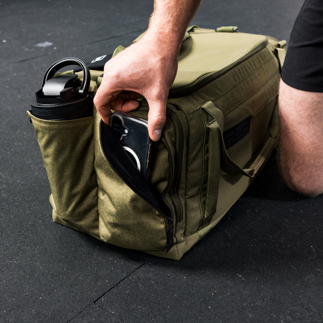 The REP Fitness Slate Duffel Bag outter compartments