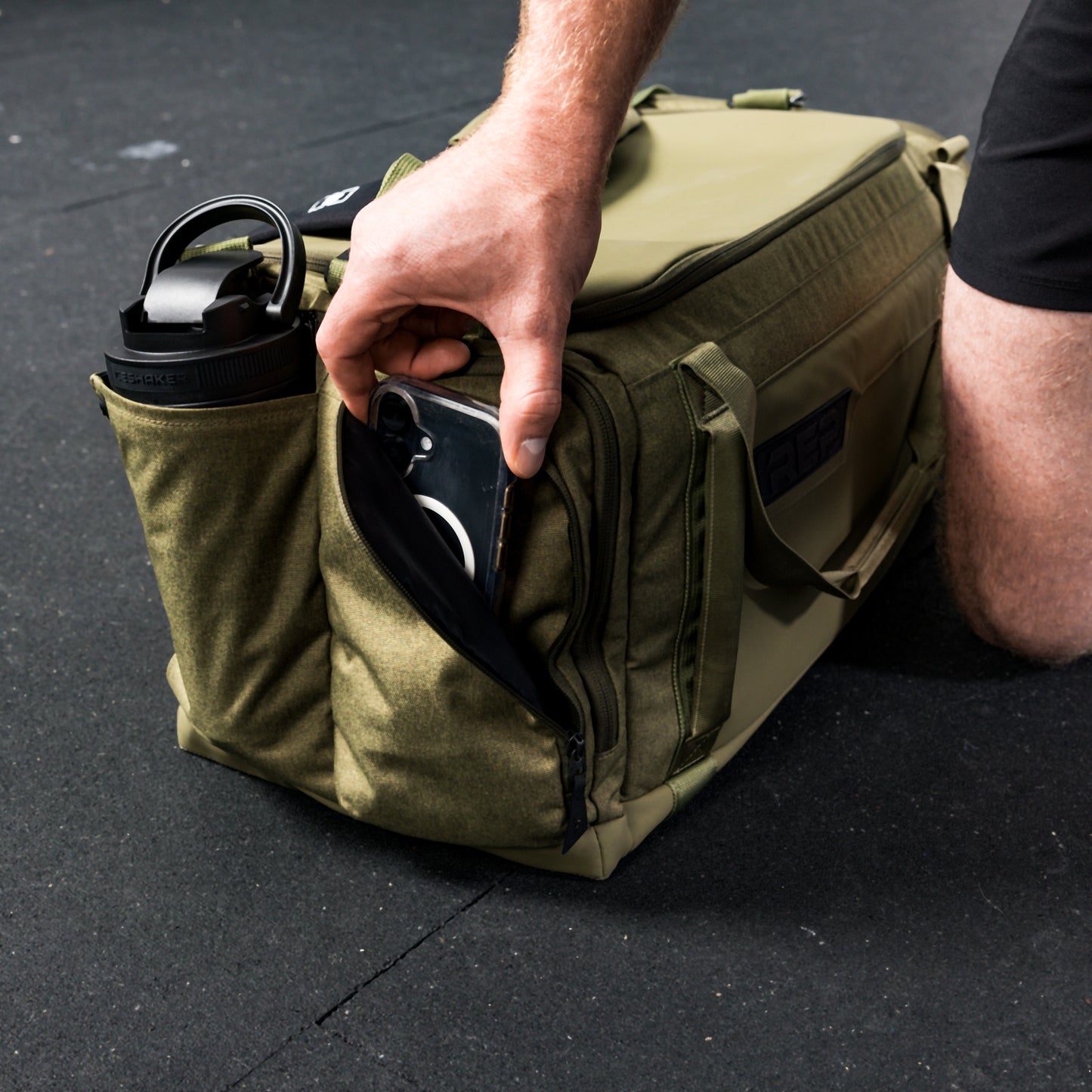 The REP Fitness Slate Duffel Bag outter compartments