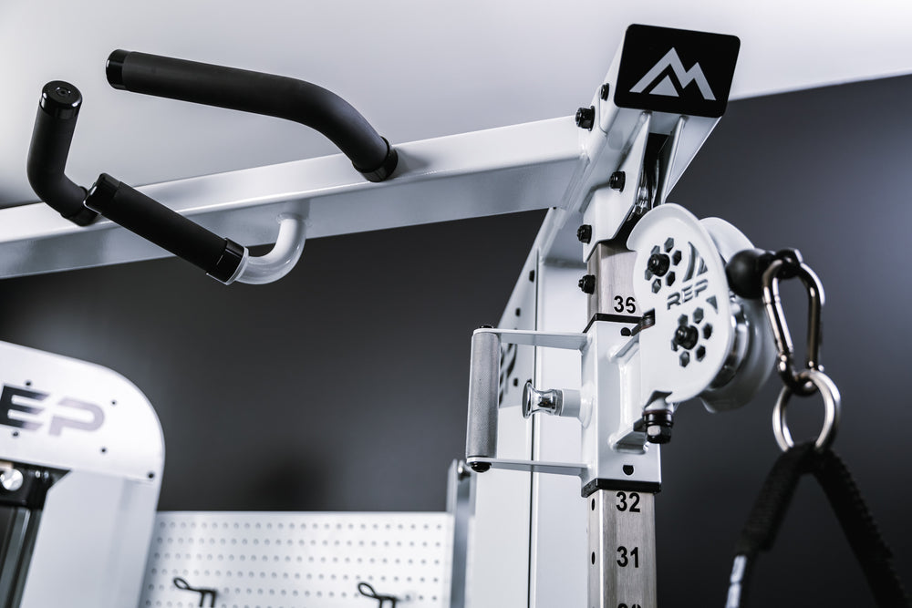 Image showing the mountain logo on the endcap, trolley, and one half of the multi-grip pull-up bar on the top of the white version of Arcadia™ max