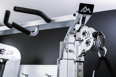 Image showing the mountain logo on the endcap, trolley, and one half of the multi-grip pull-up bar on the top of the white version of Arcadia™ max