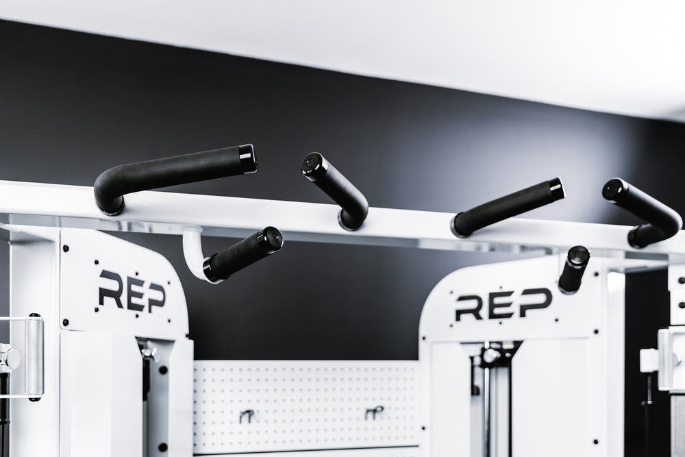 View of the multi-grip pull-up bar on the white version of Arcadia™ max