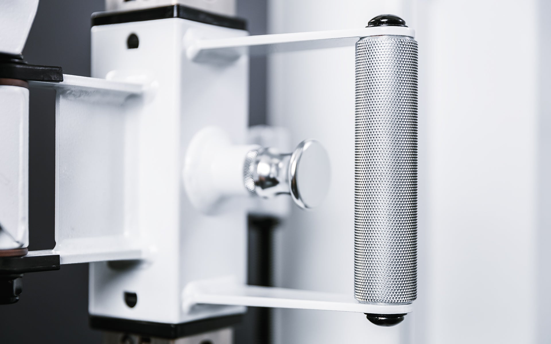 Close-up image of the knurling on the handle for one of the trolleys on the Arcadia™ max