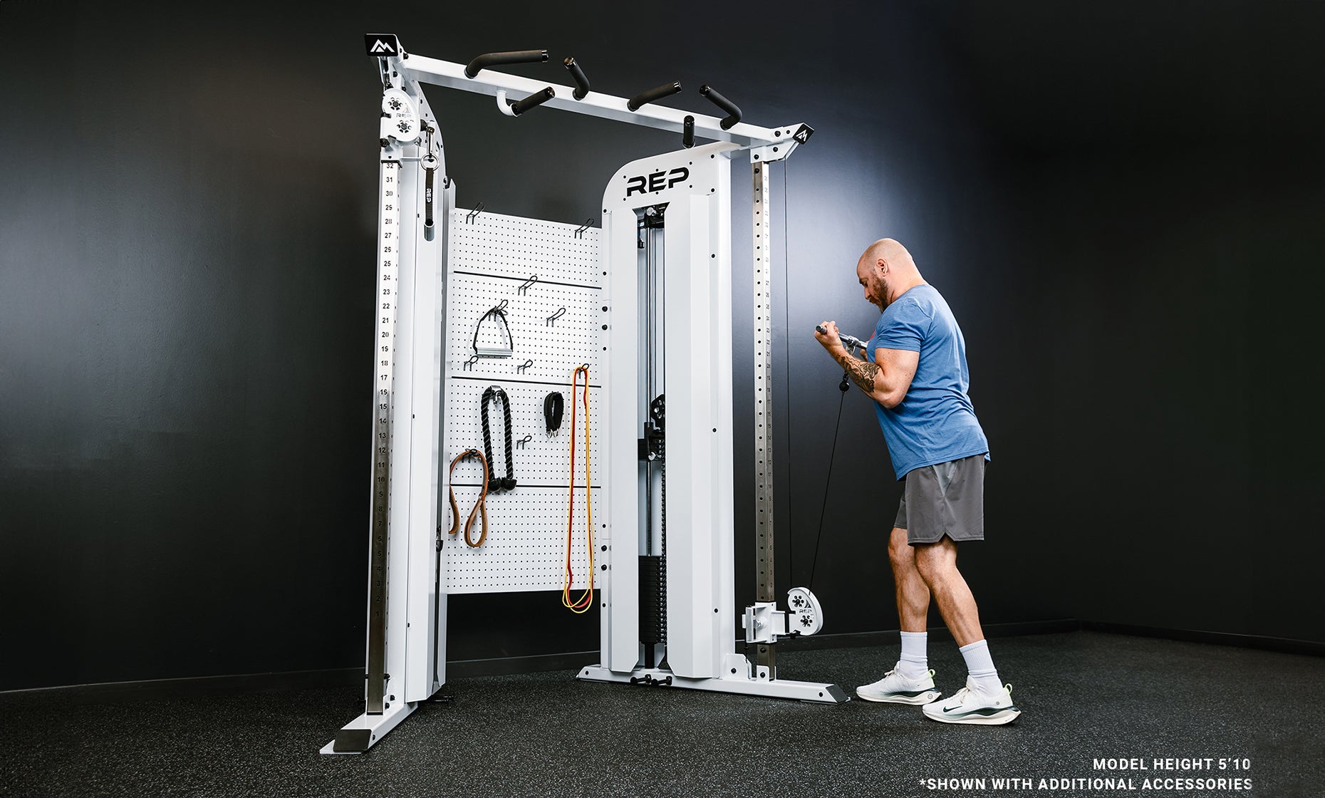 Image of someone doing bicep curls on the white Arcadia™ max