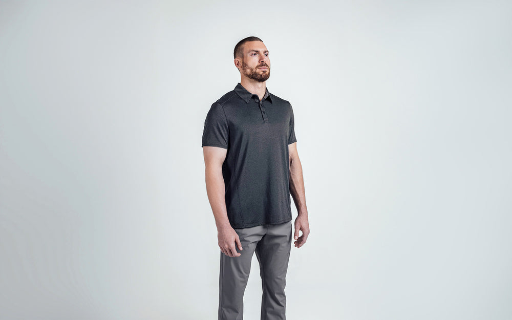 A 3/4 shot of an athlete wearing the REP Audax Polo in 
Heather Black. The forward shoulder seams and angled 
side seams create an athletic look, visually slim waist, and 
accentuate shoulders