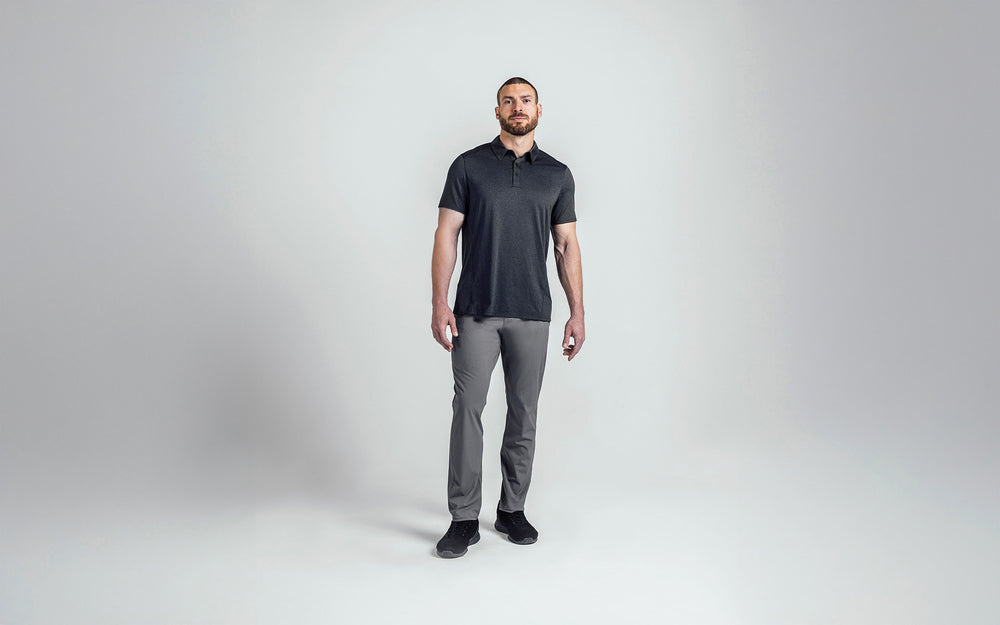 A front shot of an athlete wearing the REP Audax Polo in 
Heather Black. The forward shoulder seams and angled 
side seams create an athletic look, visually slim waist, and 
accentuate shoulders