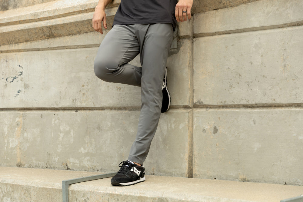 Athlete in grey Men's Felix Pants 2.0 leaning on a ledge