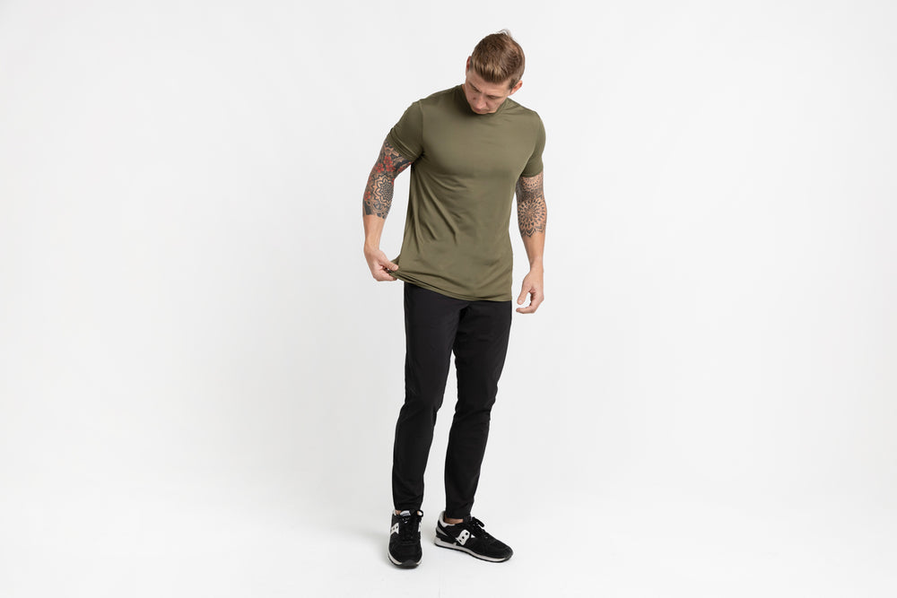 Athlete adjusting their outfit in black Men's Felix Pants 2.0