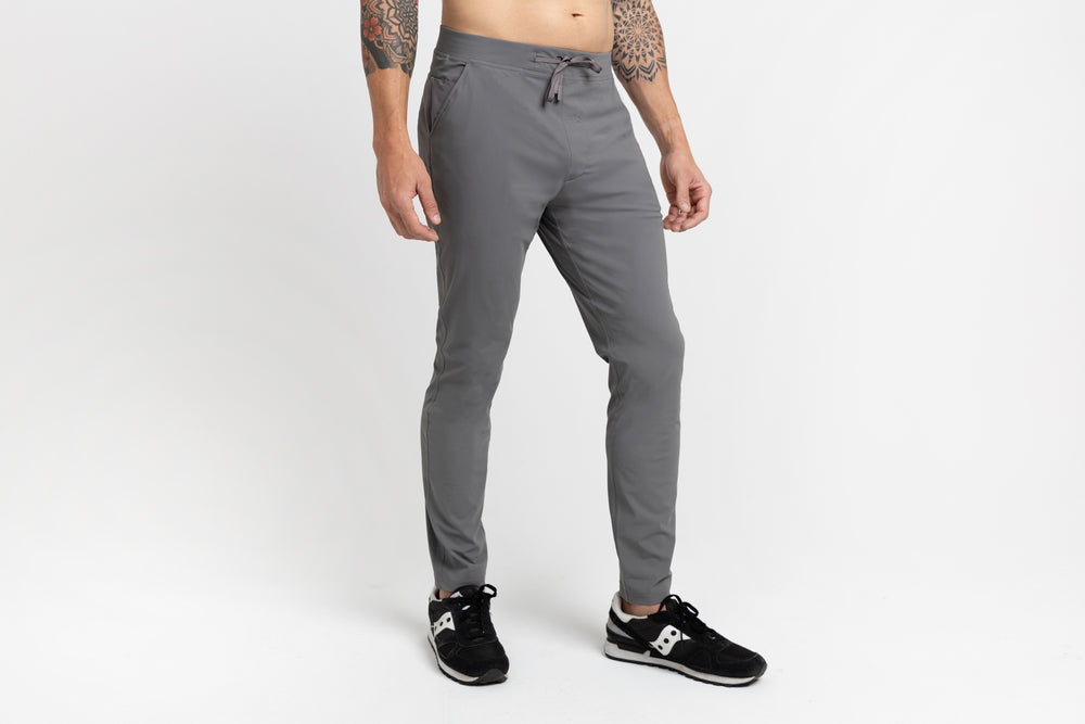Athlete posing in grey Men's Felix Pants 2.0
