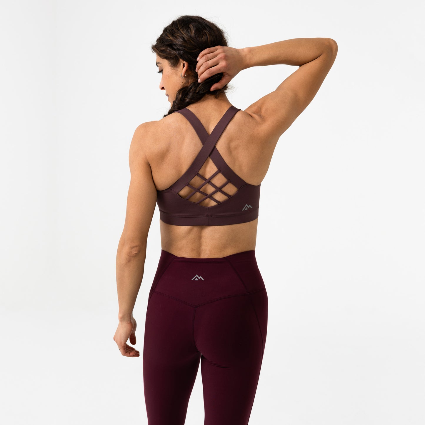 Close up shot of an athlete showing the back opening of the Women's Lattis Bra in Cocoa Powder