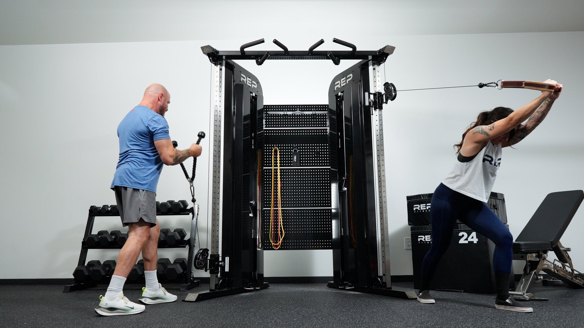 Two athletes exercising at the same time on each side of the black Arcadia™ max