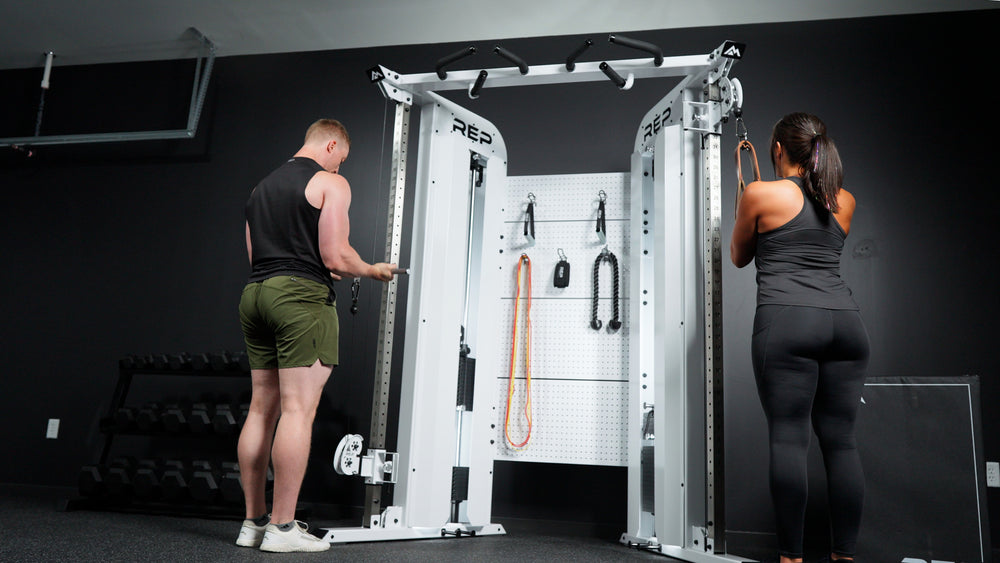 Two athletes exercising at the same time on each side of the white Arcadia™ max