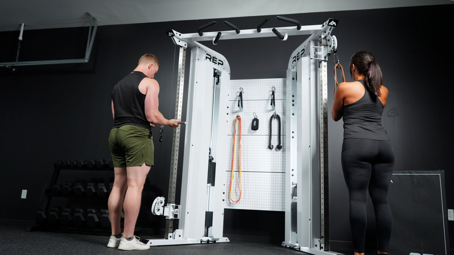 Two athletes exercising at the same time on each side of the white Arcadia™ max