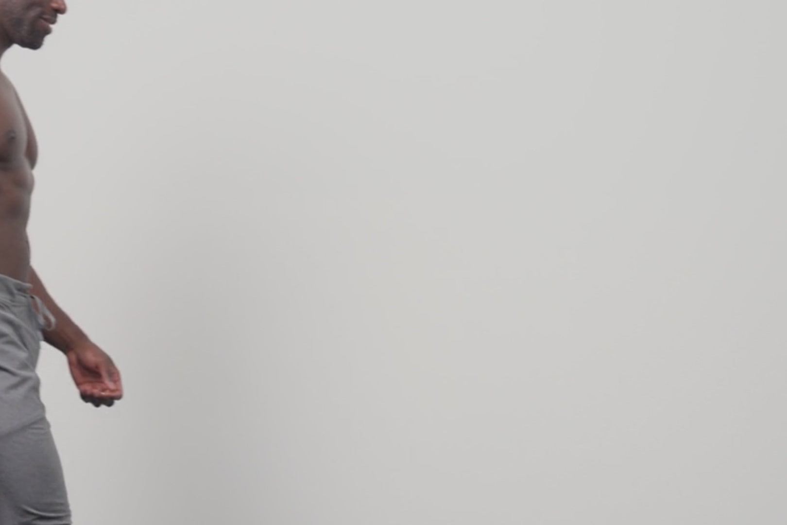 A video of an athlete walking into the shot wearing the grey Men's Apollo Joggers