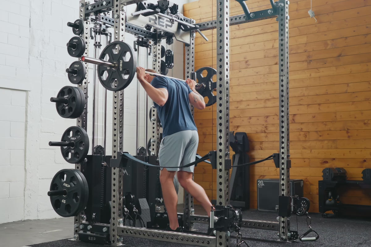 Athlete working out in the silver Men’s Motus Shorts