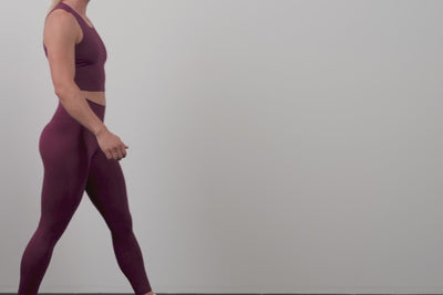A video of an athlete putting their phone into the back pocket of the Women's Eos Tights in Black, Mauve, Olive, and Wine