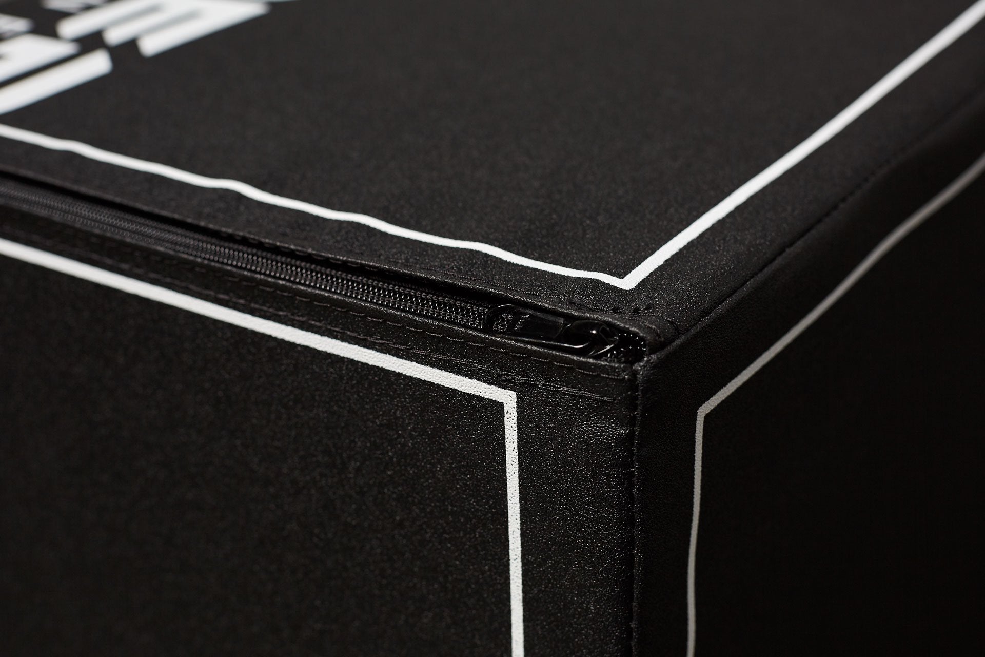 Close-up view of the cover material and zipper of REP's 3-in-1 Soft Plyo Boxes.